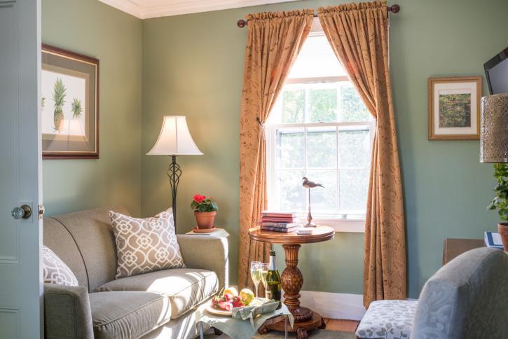 Candleberry Inn Room beautiful window