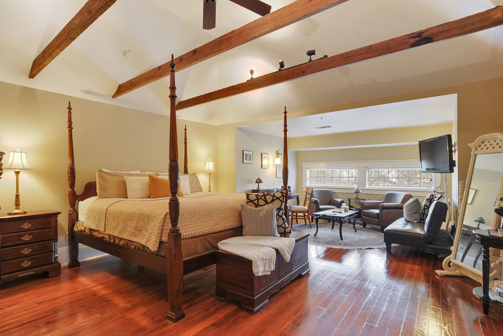 canal street inn room with four poster bed