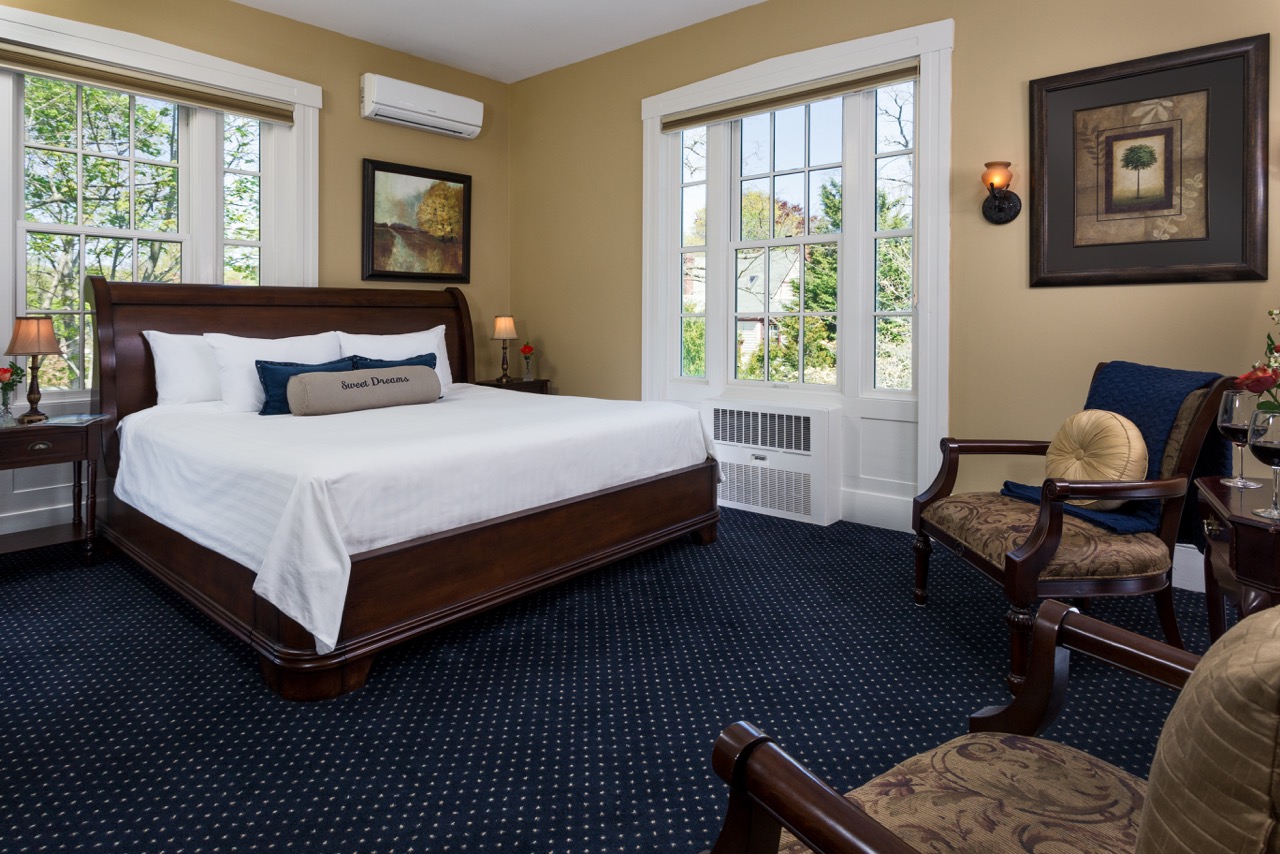 the captains manor inn bedroom