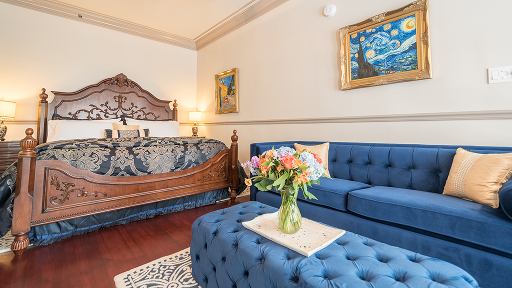 Bayfront Victoria - Bed and Sofa